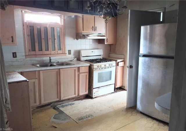 Photo 3 of Sale Pending at 2202 Pear St, Greensboro, NC 27401 | MLS# 1235606 | Listing updated on 2026-09-25