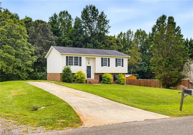Photo 2 of Single family home for sale at 194 Woodbridge Dr, Mount Airy, NC 27030 | MLS# 1234008 | Listing updated on 2026-09-15