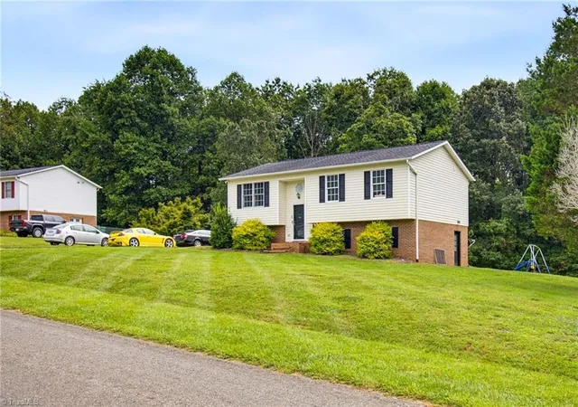 Photo 3 of Single family home for sale at 194 Woodbridge Dr, Mount Airy, NC 27030 | MLS# 1234008 | Listing updated on 2026-09-15