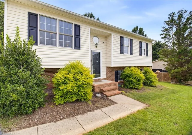 Photo 3 of Single family home for sale at 194 Woodbridge Dr, Mount Airy, NC 27030 | MLS# 1234008 | Listing updated on 2026-09-15