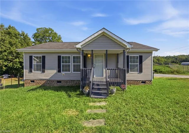Photo 2 of Manufactured home for sale at 813 Young St, Thomasville, NC 27360 | MLS# 1233376 | Listing updated on 2026-09-09