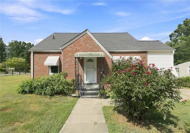 Photo 1 of Single family home for sale at 812 Oak St, Reidsville, NC 27320 | MLS# 1235241 | Listing updated on 2026-09-11