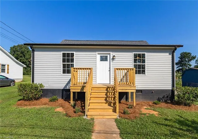 Photo 1 of Single family home for sale at 1702 Walford St, Lexington, NC 27292 | MLS# 1234153 | Listing updated on 2026-09-11