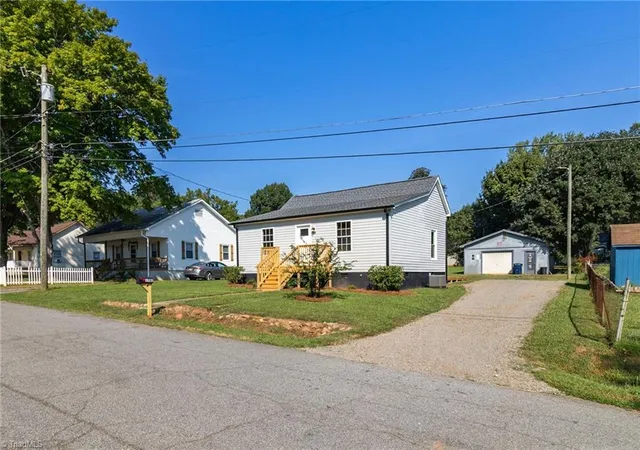 Photo 2 of Single family home for sale at 1702 Walford St, Lexington, NC 27292 | MLS# 1234153 | Listing updated on 2026-09-11