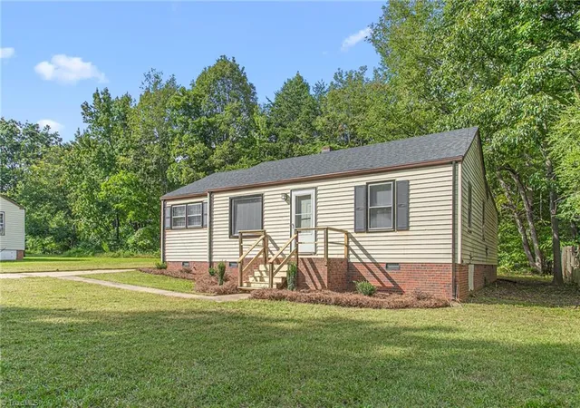 Photo 3 of Single family home for sale at 219 Matt Pl, Greensboro, NC 27405 | MLS# 1238640 | Listing updated on 2026-10-28