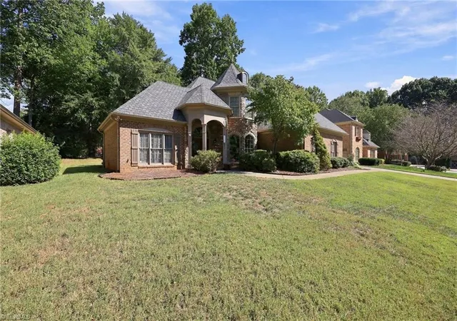 Photo 3 of Single family home for sale at 355 Brookton Dr, Clemmons, NC 27012 | MLS# 1236104 | Listing updated on 2026-10-03