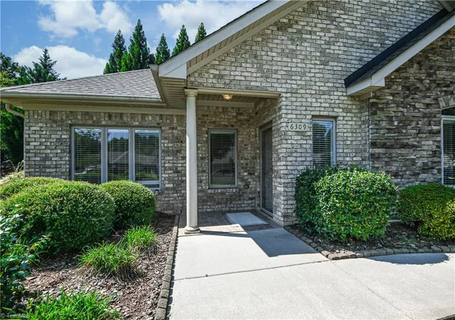 Photo 3 of Single family home for sale at 6309 Stone Gables Ct, Jamestown, NC 27282 | MLS# 1233918 | Listing updated on 2026-09-13