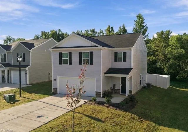 Photo 3 of Single family home for sale at 186 Carriage Cvs Cir, Mocksville, NC 27028 | MLS# 1235568 | Listing updated on 2026-09-15