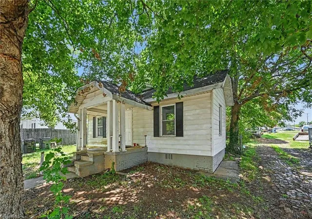 Photo 2 of Single family home for sale at 506 S Flanner St, Burlington, NC 27215 | MLS# 1236276 | Listing updated on 2026-09-19