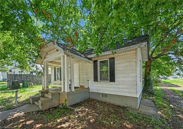 Photo 3 of Single family home for sale at 506 S Flanner St, Burlington, NC 27215 | MLS# 1236276 | Listing updated on 2026-09-19
