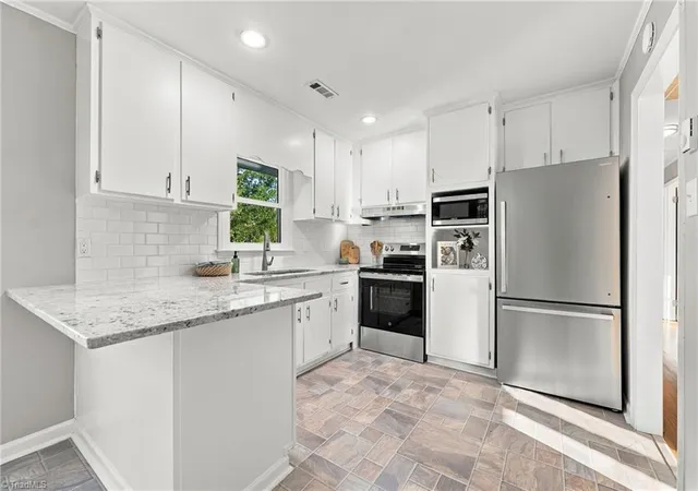 Photo 2 of Sale Pending at 5500 Fieldswood Dr, Greensboro, NC 27406 | MLS# 1239457 | Listing updated on 2026-10-27