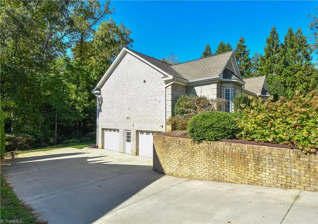 Photo 3 of Single family home for sale at 4634 Pebble Lake Dr, Pfafftown, NC 27040 | MLS# 1238502 | Listing updated on 2026-10-28