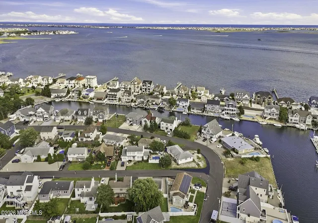 Photo 3 of Single family home for sale at 4 Harbor View Ln, Toms River, NJ 08753 | MLS# 22627776 | Listing updated on 2026-09-14
