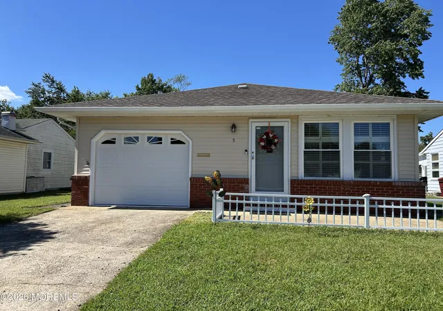 Photo 3 of Single family home for sale at 5 Leeward St, Toms River, NJ 08757 | MLS# 22622696 | Listing updated on 2026-09-17