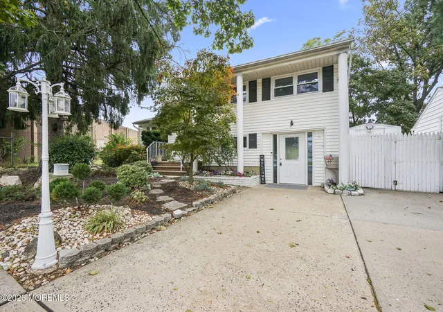 Photo 3 of Single family home for sale at 49 Frederick Pl, Parlin, NJ 08859 | MLS# 22629642 | Listing updated on 2026-10-06