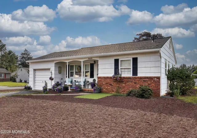 Photo 4 of Single family home for sale at 22 Brakenbury Ct, Toms River, NJ 08757 | MLS# 22626018 | Listing updated on 2026-10-26