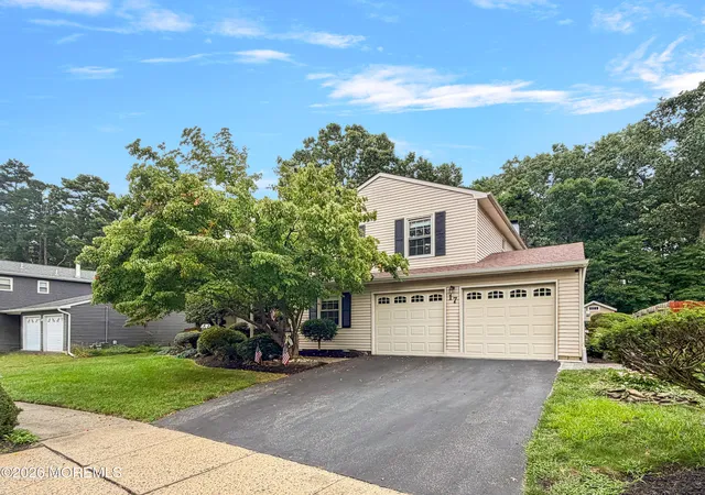 Photo 2 of Single family home for sale at 17 Feathertree Ct, Howell, NJ 07731 | MLS# 22627885 | Listing updated on 2026-09-17