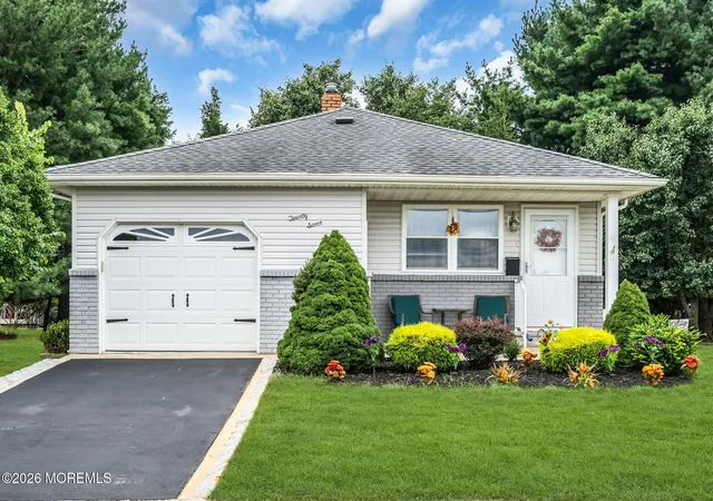 Photo 2 of Single family home for sale at 27 Bolans Ct, Toms River, NJ 08757 | MLS# 22627684 | Listing updated on 2026-09-03