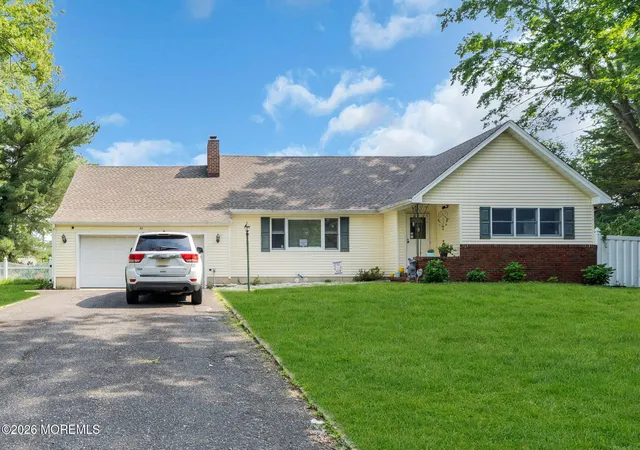 Photo 2 of Single family home for sale at 11 Mount Vernon Dr, Toms River, NJ 08755 | MLS# 22627679 | Listing updated on 2026-09-11