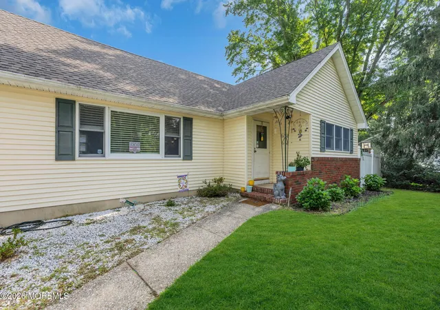 Photo 3 of Single family home for sale at 11 Mount Vernon Dr, Toms River, NJ 08755 | MLS# 22627679 | Listing updated on 2026-09-11