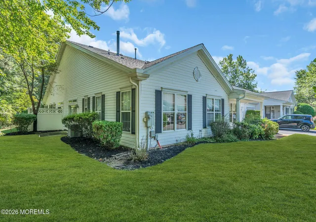 Photo 2 of Single family home for sale at 122 Greenlawns Dr, Lakewood, NJ 08701 | MLS# 22629399 | Listing updated on 2026-09-24