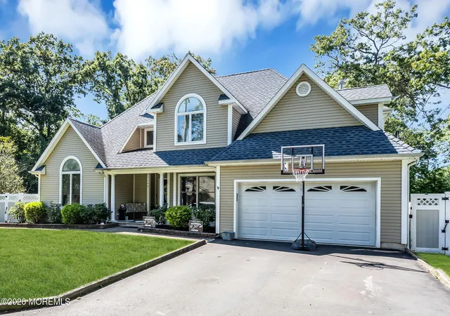 Photo 3 of Single family home for sale at 1142 Kenton Dr, Toms River, NJ 08753 | MLS# 22630017 | Listing updated on 2026-09-28