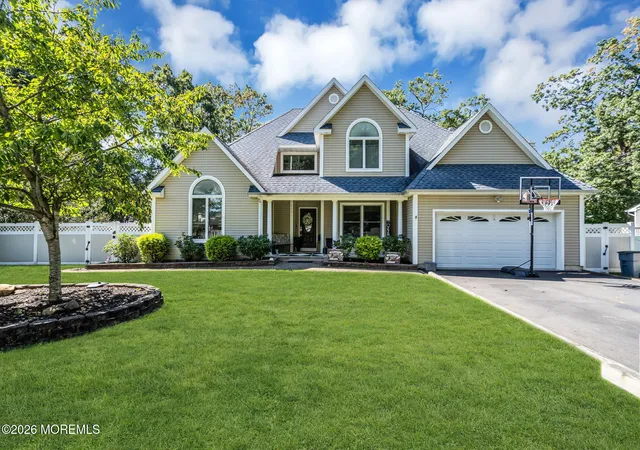 Photo 4 of Single family home for sale at 1142 Kenton Dr, Toms River, NJ 08753 | MLS# 22630017 | Listing updated on 2026-09-28