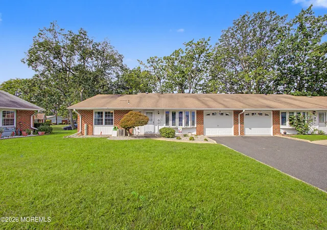 Photo 3 of Single family home for sale at 1051b Argyll Cir, Lakewood, NJ 08701 | MLS# 22629023 | Listing updated on 2026-09-23
