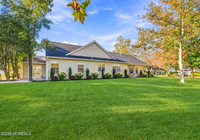 Photo 3 of Single family home for sale at 6 Round Valley Ct, Lakewood, NJ 08701 | MLS# 22633382 | Listing updated on 2026-10-28
