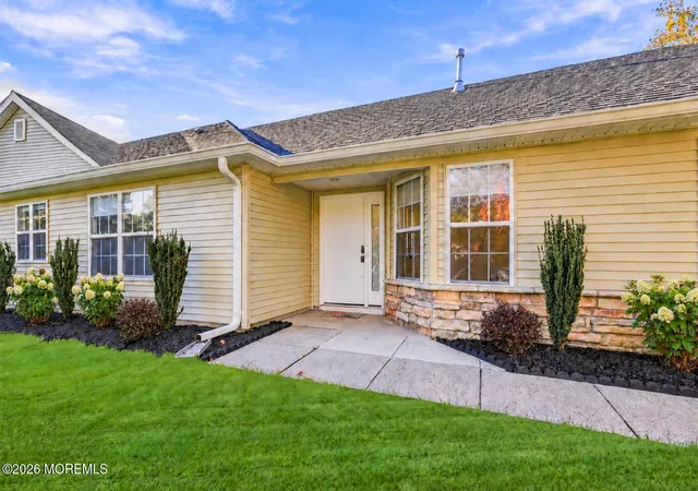 Photo 4 of Single family home for sale at 6 Round Valley Ct, Lakewood, NJ 08701 | MLS# 22633382 | Listing updated on 2026-10-28