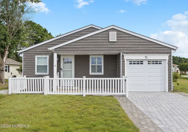 Photo 2 of Single family home for sale at 15 Leighton Ct, Toms River, NJ 08757 | MLS# 22629108 | Listing updated on 2026-09-17