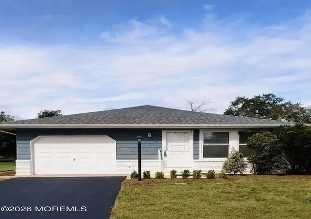 Photo 2 of Single family home for sale at 7 Bonasse St, Toms River, NJ 08757 | MLS# 22629973 | Listing updated on 2026-09-26