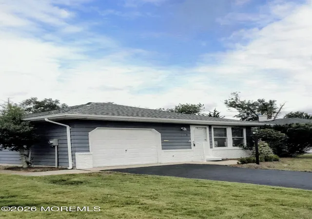 Photo 3 of Single family home for sale at 7 Bonasse St, Toms River, NJ 08757 | MLS# 22629973 | Listing updated on 2026-09-26