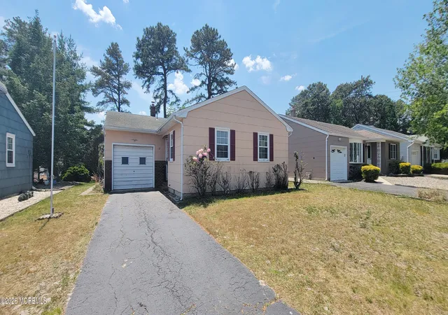 Photo 1 of Single family home for sale at 17 Bennington Dr, Toms River, NJ 08757 | MLS# 22629220 | Listing updated on 2026-09-16