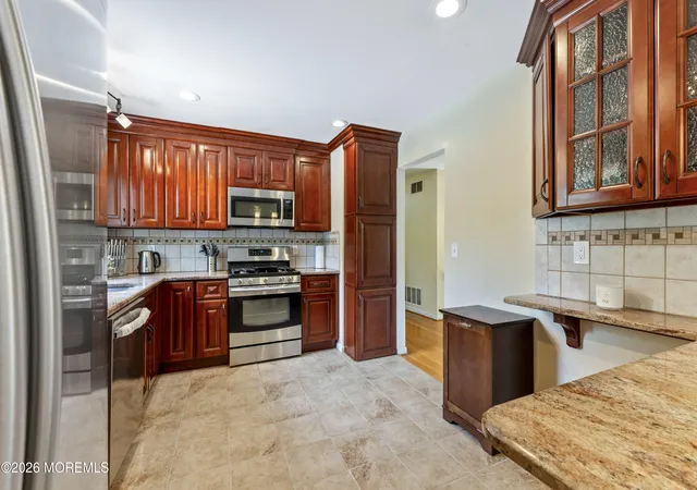 Photo 4 of Single family home for sale at 5 Yale Ct, East Brunswick, NJ 08816 | MLS# 22629456 | Listing updated on 2026-09-17