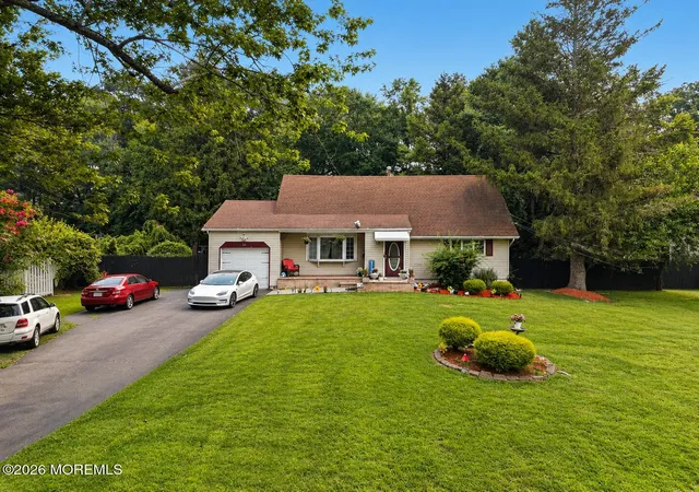 Photo 2 of Single family home for sale at 33 Heather Dr, Manalapan, NJ 07726 | MLS# 22630204 | Listing updated on 2026-09-29
