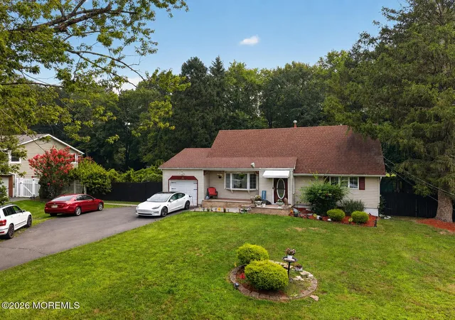 Photo 3 of Single family home for sale at 33 Heather Dr, Manalapan, NJ 07726 | MLS# 22630204 | Listing updated on 2026-09-29