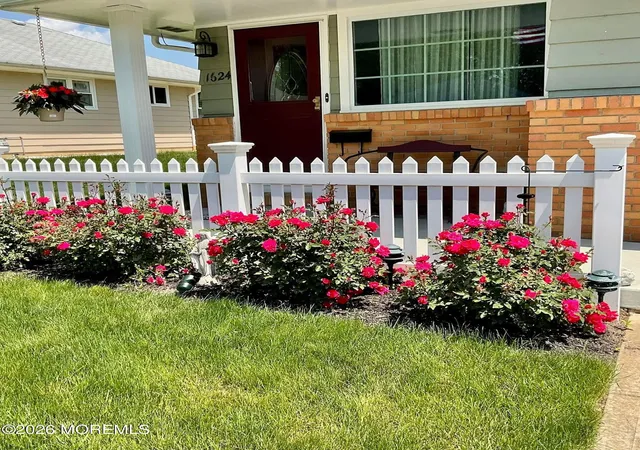 Photo 2 of Single family home for sale at 1624 Mount Everest Ln, Toms River, NJ 08753 | MLS# 22629913 | Listing updated on 2026-09-21