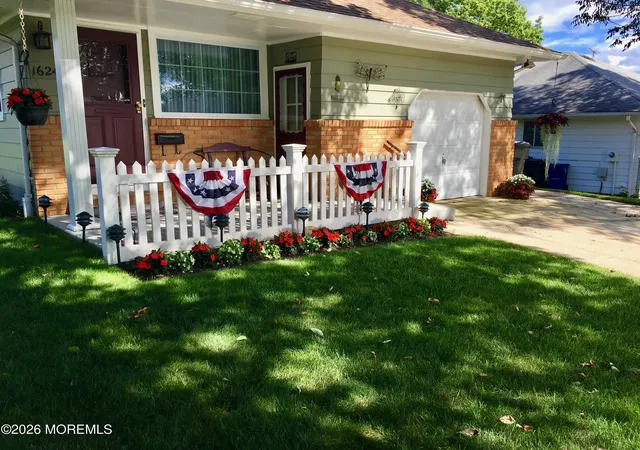 Photo 3 of Single family home for sale at 1624 Mount Everest Ln, Toms River, NJ 08753 | MLS# 22629913 | Listing updated on 2026-09-21