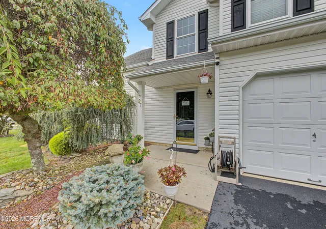 Photo 2 of Single family home for sale at 27 Silverbrooke Cir, Howell, NJ 07731 | MLS# 22629856 | Listing updated on 2026-10-04