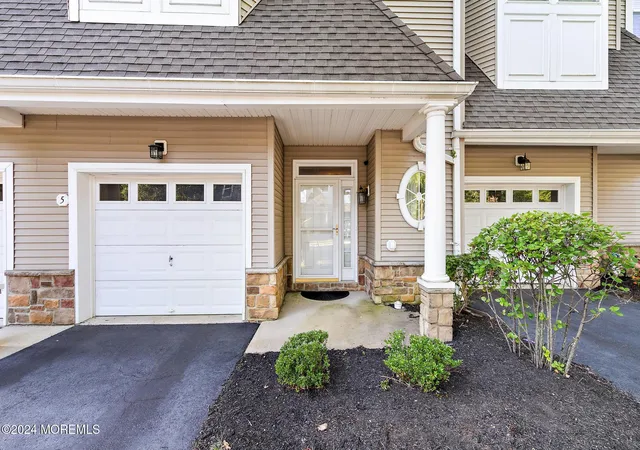 Photo 4 of Condo for sale at 5 Ocean Breeze Ct, Manahawkin, NJ 08050 | MLS# 22629997 | Listing updated on 2026-10-04