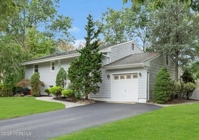 Photo 3 of Single family home for sale at 9 Kensington Dr, Howell, NJ 07731 | MLS# 22630178 | Listing updated on 2026-10-06