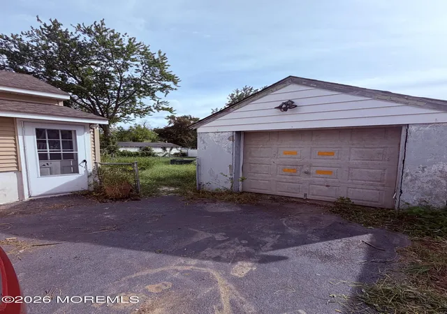 Photo 3 of Single family home for sale at 124 Burlington Ave, Leonardo, NJ 07737 | MLS# 22630333 | Listing updated on 2026-10-06