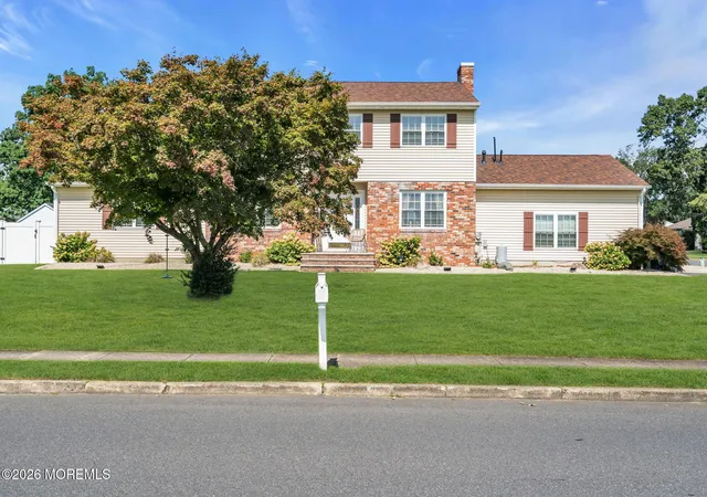 Photo 3 of Single family home for sale at 336 Twin Oaks Dr, Toms River, NJ 08753 | MLS# 22633263 | Listing updated on 2026-10-27
