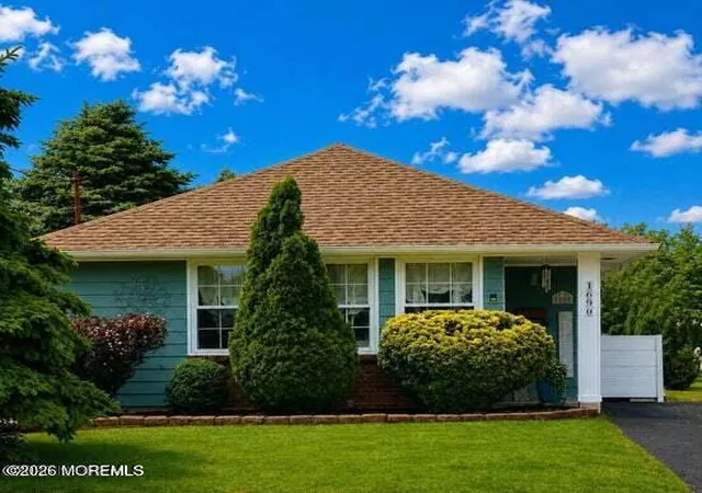 Photo 1 of Single family home for sale at 1690 Yorktowne Blvd, Toms River, NJ 08753 | MLS# 22632395 | Listing updated on 2026-10-19