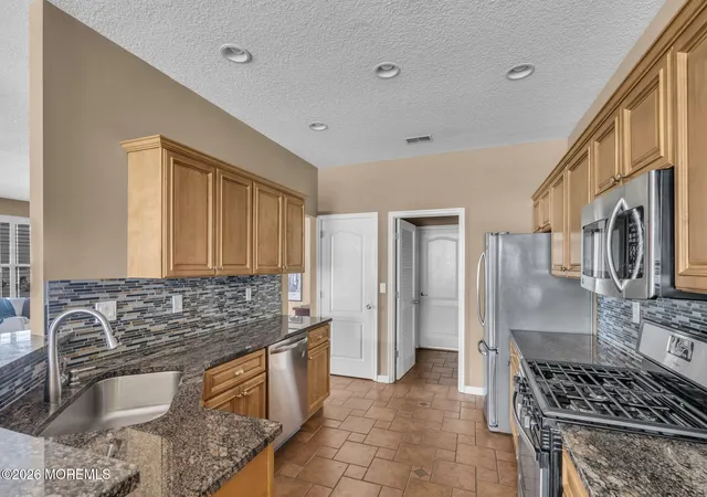Photo 3 of Single family home for sale at 9 Sunnyfield Ln, Lakewood, NJ 08701 | MLS# 22633708 | Listing updated on 2026-10-25