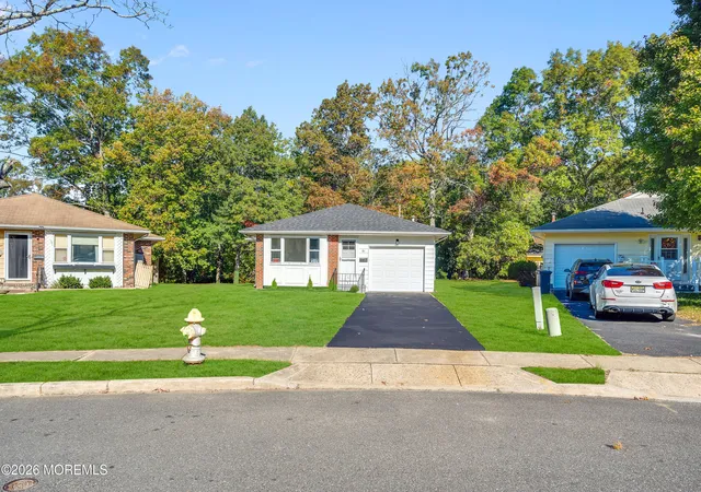 Photo 3 of Single family home for sale at 61 Heather Narrows, Toms River, NJ 08755 | MLS# 22633669 | Listing updated on 2026-10-25