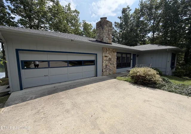 Photo 2 of Single family home for sale at 124 Canterbury Drive, Crossville, TN 38558 | MLS# 1356157 | Listing updated on 2026-09-24