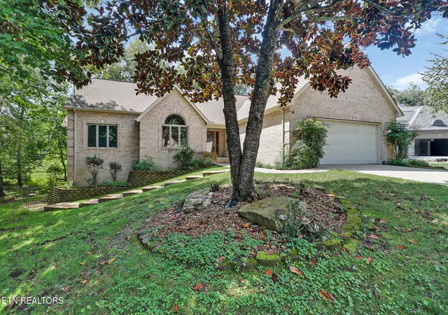 Photo 2 of Single family home for sale at 17 Kenwood Ct, Crossville, TN 38558 | MLS# 1304662 | Listing updated on 2026-09-23