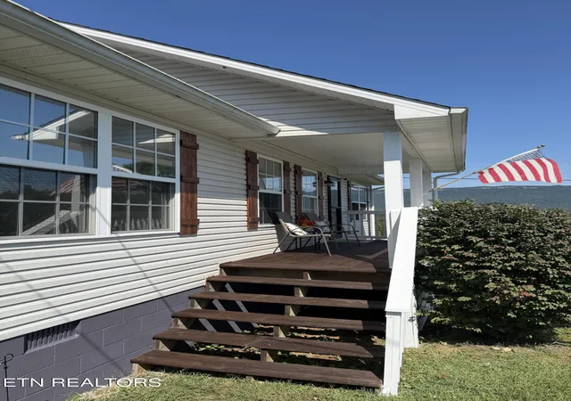 Photo 3 of Sale Pending at 202 Sandy Cir, La Follette, TN 37766 | MLS# 1334564 | Listing updated on 2026-09-19